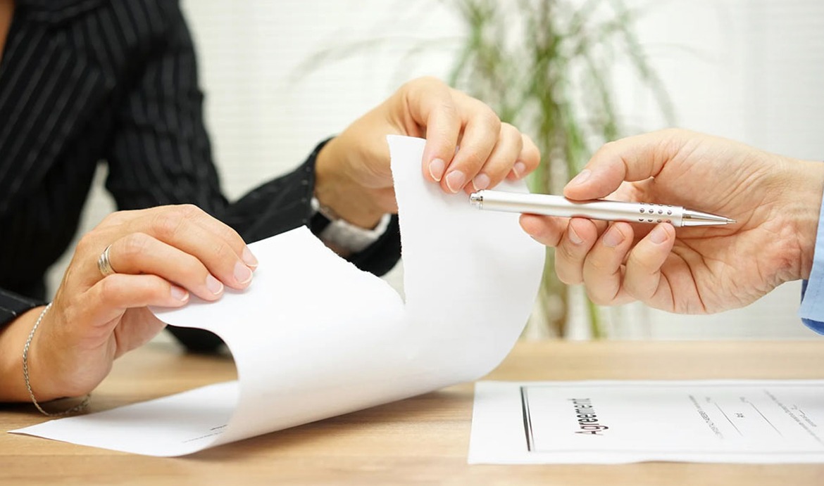 How can I resolve a contract dispute in the UAE?