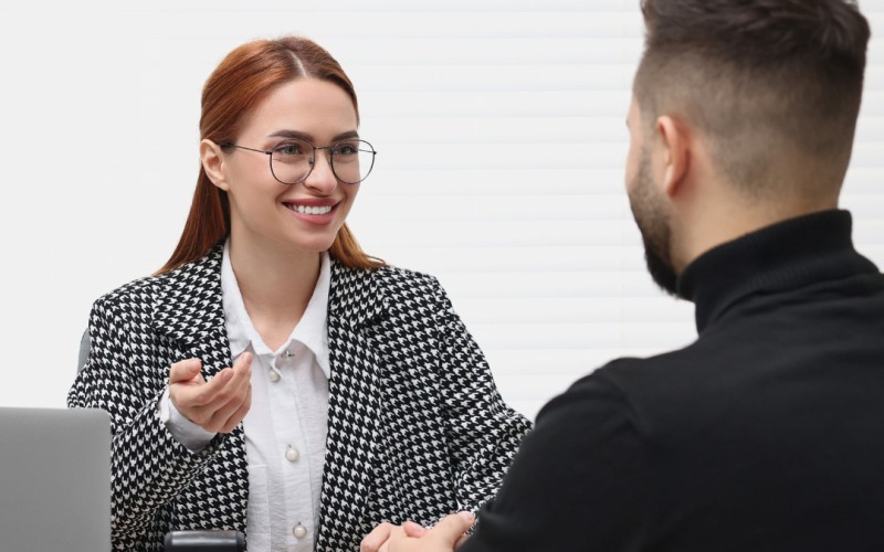 How can a legal consultant assist with visa and immigration matters in Dubai?