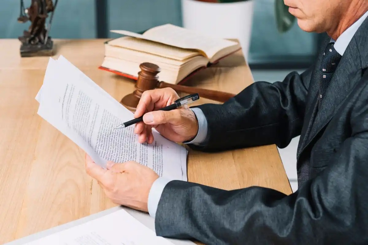 What are the benefits of arbitration over litigation in Dubai?