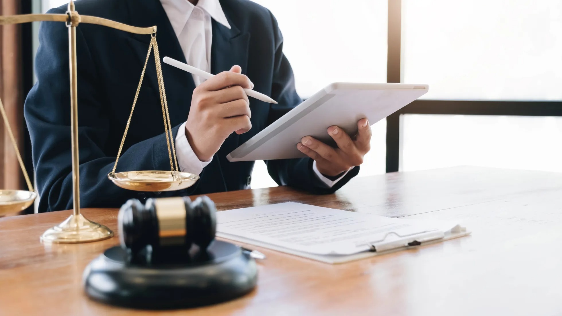 What are the benefits of hiring a legal consultant in Dubai?