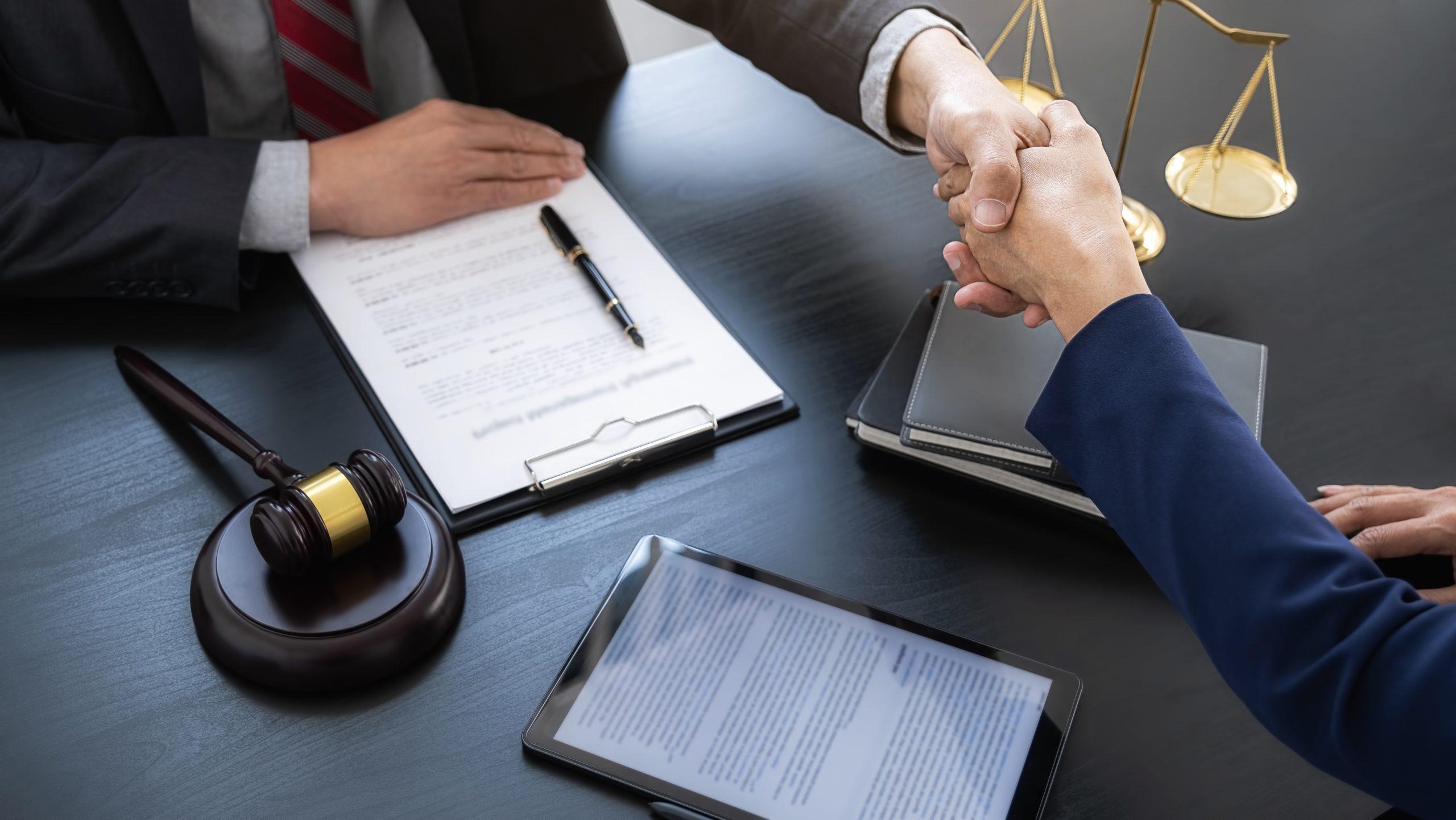 What does a corporate lawyer in Dubai do?