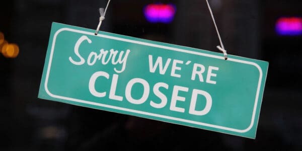 What legal steps are needed to close a company in Dubai?